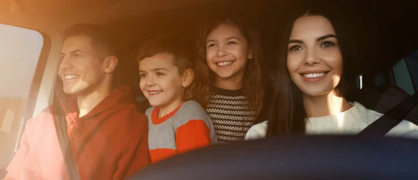 Mujer Feliz Con Familia Dentro Coche Moderno Día Soleado Diseño — Foto de Stock