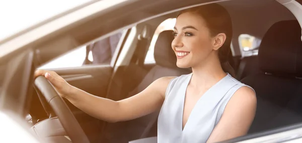 Jovem Feliz Dirigindo Carro Moderno Dia Ensolarado Design Banner — Fotografia de Stock