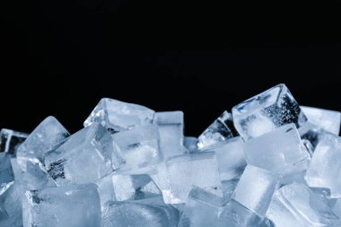 Siyah arkaplanda buz küpleri, yakın görünüm