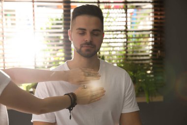 Terapi odasında iyileşme sürecinde olan genç adam.