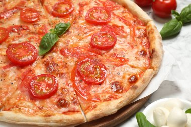 Lezzetli pizza Margherita beyaz mermer masada, yakın plan.