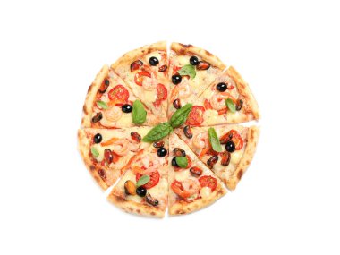 Lezzetli pizza, deniz mahsulleri, beyaz manzaralı.
