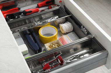 Açık masa çekmecesindeki aletler.