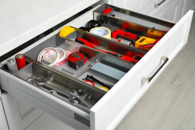 Açık masa çekmecesindeki aletler.