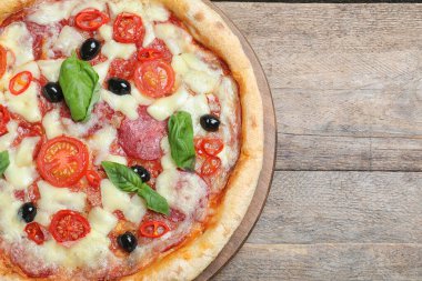 Lezzetli pizza Diablo ahşap masada, üst manzara