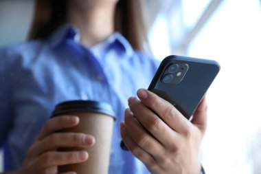 MYKOLAIV, UKRAINE - 16 Mart 2020: Kadın iPhone 11 'i içeride tutuyor, yakın plan