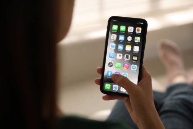 MYKOLAIV, UKRAINE - 16 Mart 2020: iPhone 11 'i elinde tutan kadın kapalı alanda, yakın plan