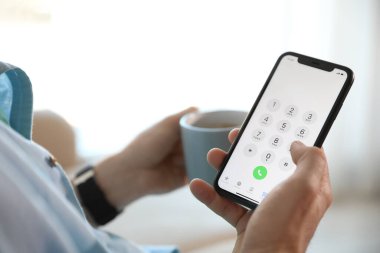 MYKOLAIV, UKRAINE - 16 Mart 2020: iPhone 11 'i elinde tutan adam içeride, yakın plan