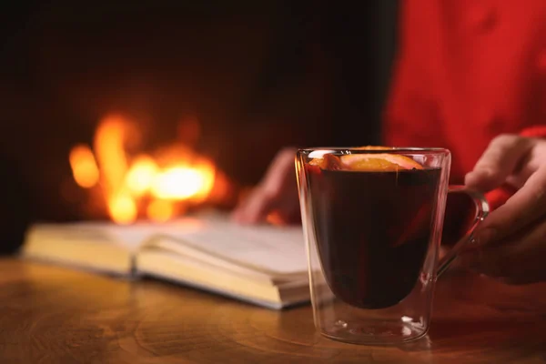 Mulher Com Vinho Mulled Leitura Livro Perto Lareira Dentro Casa — Fotografia de Stock