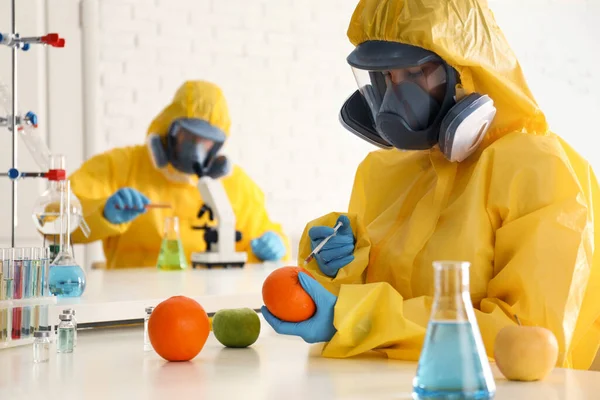 Wetenschapper Chemisch Beschermend Pak Injecteert Oranje Laboratorium — Stockfoto
