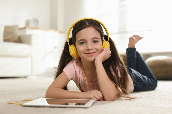 Menina Bonito Com Fones Ouvido Tablet Ouvir Audiobook Casa — Fotografia de Stock