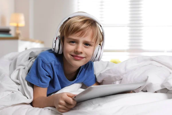 Petit Garçon Mignon Avec Écouteurs Tablette Écoutant Livre Audio Dans — Photo