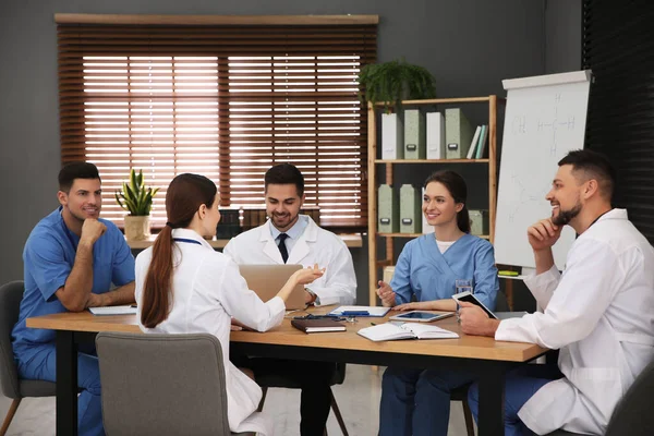 Équipe Médecins Professionnels Ayant Une Réunion Bureau — Photo