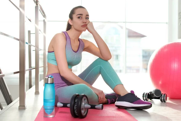 Luie Jonge Vrouw Met Sport Apparatuur Yoga Mat Binnen — Stockfoto