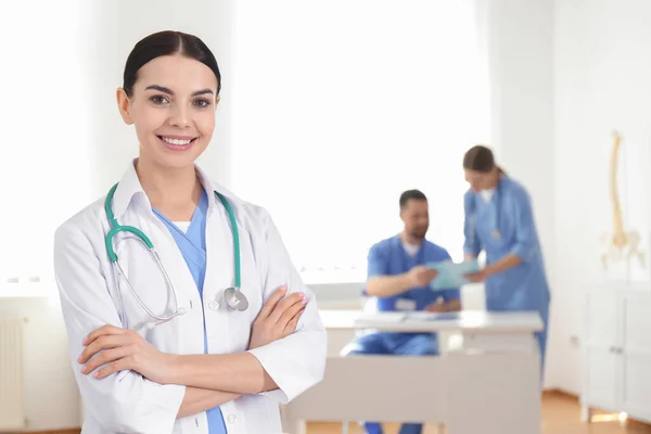 Retrato Médico Joven Hospital Espacio Para Texto Servicio Médico — Foto de Stock