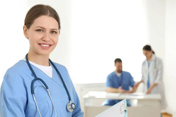 Portrait Jeune Médecin Avec Presse Papiers Hôpital Espace Pour Texte — Photo