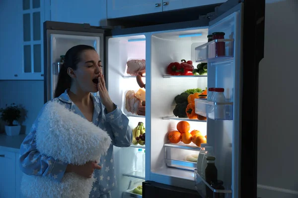 Mujer Joven Con Almohada Cerca Refrigerador Abierto Por Noche —  Fotos de Stock