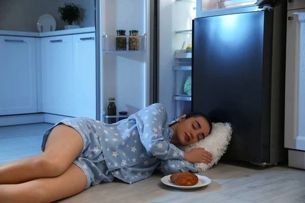 Νεαρή Γυναίκα Κοιμάται Κοντά Ανοιχτό Ψυγείο Νύχτα — Φωτογραφία Αρχείου