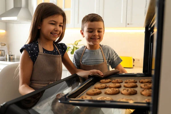Милые Маленькие Дети Вынимают Печенье Духовки Кухне Кулинарное Печенье — стоковое фото