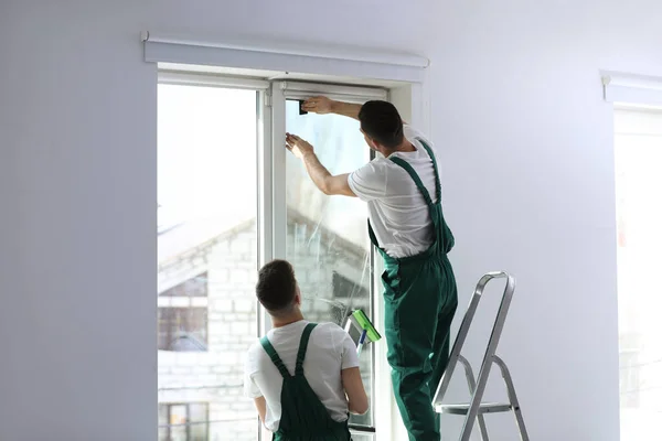 Facharbeiter Färben Fenster Innen Mit Folie — Stockfoto