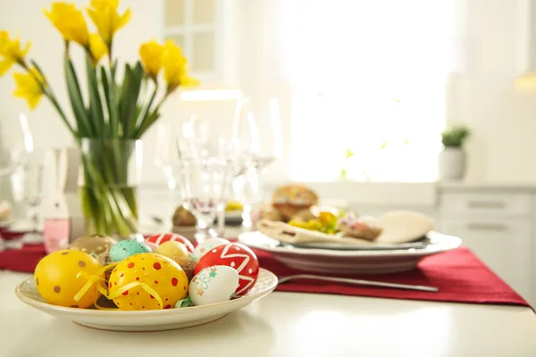 Εορταστικό Τραπέζι Του Πάσχα Διακοσμημένα Αυγά Closeup — Φωτογραφία Αρχείου
