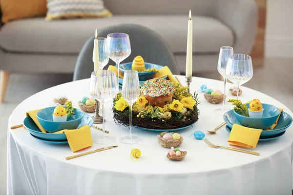 喜庆的复活节桌上摆满了美丽的花卉装饰和鸡蛋 — 图库照片