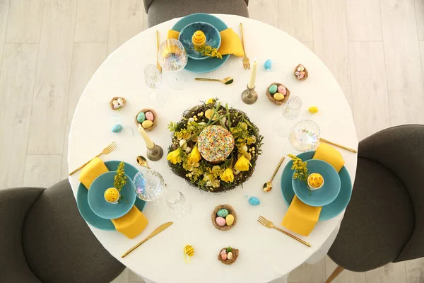 节日餐桌上摆满了美丽的花卉装饰和彩蛋 尽收眼底 — 图库照片