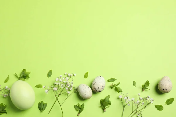 Belle Composition Plat Avec Des Fleurs Des Œufs Pâques Sur — Photo