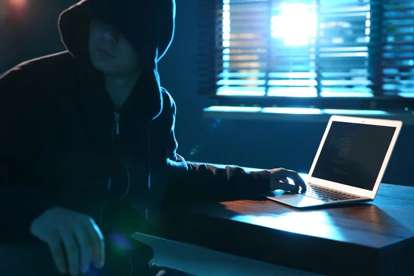 Hacker Con Laptop Cuarto Oscuro Delito Cibernético —  Fotos de Stock