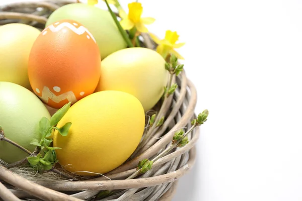 Huevos Pascua Coloridos Nido Decorativo Sobre Fondo Blanco Primer Plano —  Fotos de Stock