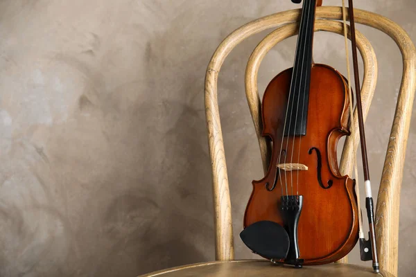 Violino Classico Fiocco Sedia Sfondo Beige Spazio Testo — Foto Stock