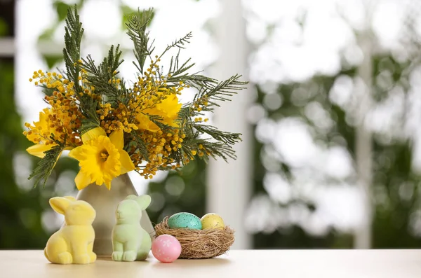 Ünnepi Összetétel Húsvéti Tojással Díszítő Fészekben Asztalon Homályos Ablakkal Szemben — Stock Fotó