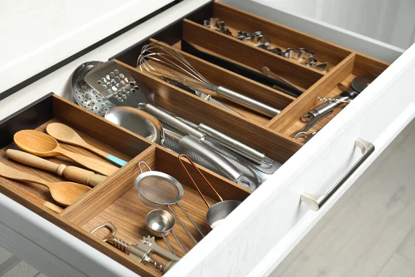 Utensílios Diferentes Gaveta Mesa Aberta Dentro Casa Close — Fotografia de Stock