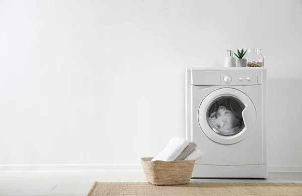 Máquina Lavar Roupa Moderna Cesta Roupa Perto Parede Branca Dentro — Fotografia de Stock