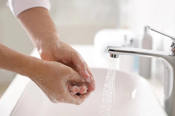 Hombre Lavándose Las Manos Con Jabón Sobre Lavabo Baño Primer — Foto de Stock