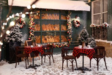 Şenlikli dekorasyonu olan güzel bir açık hava kafesi. Noel kutlaması