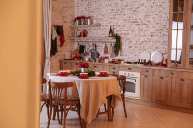 Yemek masası servis edilen güzel bir mutfak.