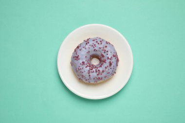 Turkuaz arka planda lezzetli jöleli donut.