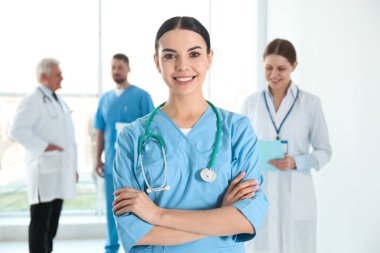 Genç doktor ve iş arkadaşları hastanede. Tıbbi hizmet