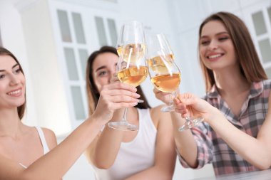 Evde kadeh kaldıran güzel genç bayanlar, gözlüklü ellere odaklanın. Kadın Günü