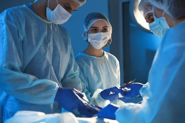 Ομάδα Επαγγελματιών Χειρουργών Που Εκτελούν Εργασίες Στην Κλινική — Φωτογραφία Αρχείου