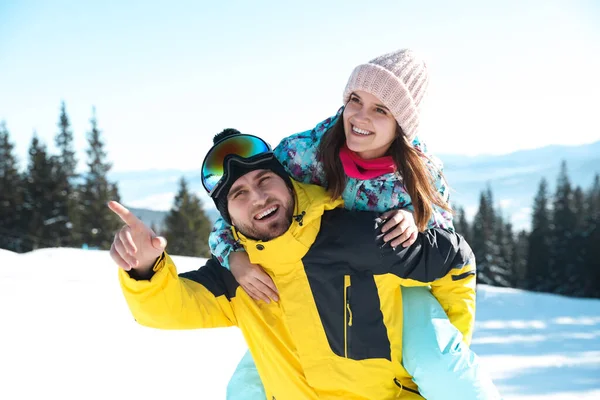 Casal Feliz Que Passa Tempo Colina Nevada Montanhas Férias Inverno — Fotografia de Stock
