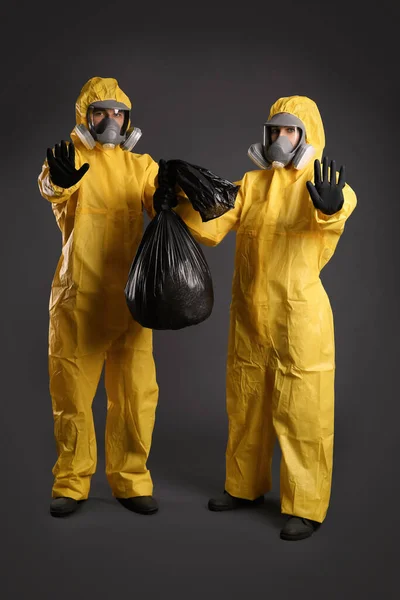 Άνδρας Και Γυναίκα Που Φορούν Προστατευτικές Στολές Κρατώντας Σακούλες Σκουπιδιών — Φωτογραφία Αρχείου