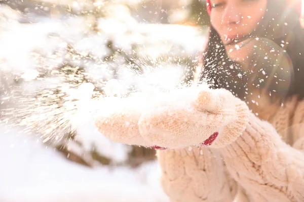 Молодая Женщина Выбрасывает Снег Улицу Крупным Планом Зимние Каникулы — стоковое фото