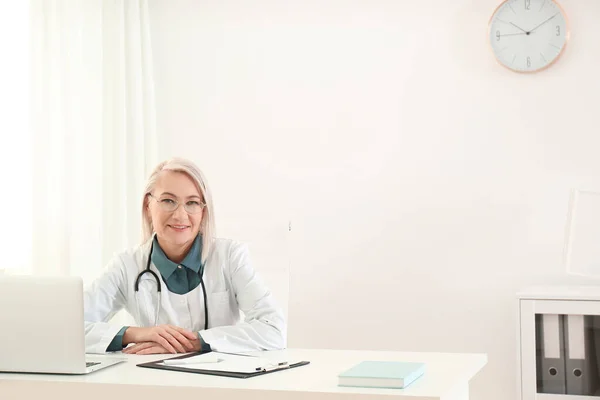 Porträtt Mogen Kvinnlig Läkare Vit Rock Arbetsplatsen — Stockfoto