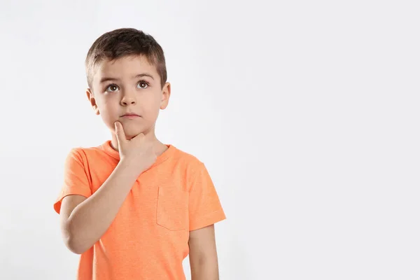 感情的な小さな男の子でカジュアル服上の白い背景 — ストック写真