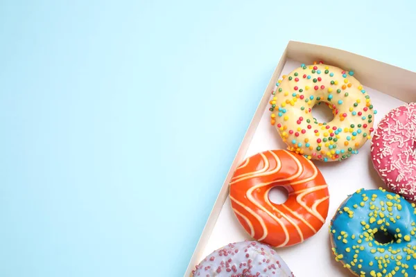 Deliciosos Donuts Envidraçados Fundo Azul Claro Vista Superior Espaço Para — Fotografia de Stock