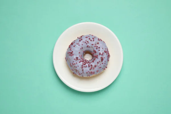 Köstlicher Glasierter Donut Auf Türkisfarbenem Hintergrund Draufsicht — Stockfoto
