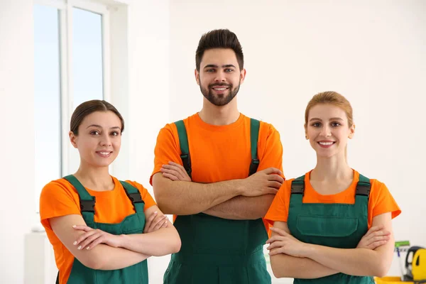 Team Von Professionellen Hausmeistern Innenräumen Reinigungsdienst — Stockfoto