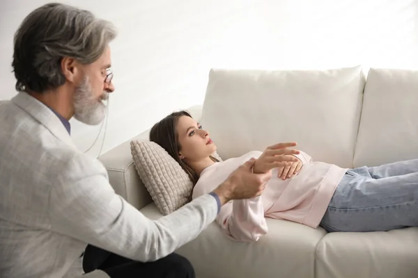 Psicoterapeuta Paciente Consultorio Sesión Hipnoterapia — Foto de Stock